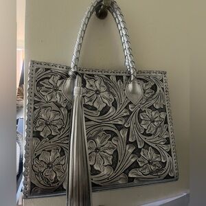 selling my marcos purse in silver 🤠 PERFECT condition and only used twice max.